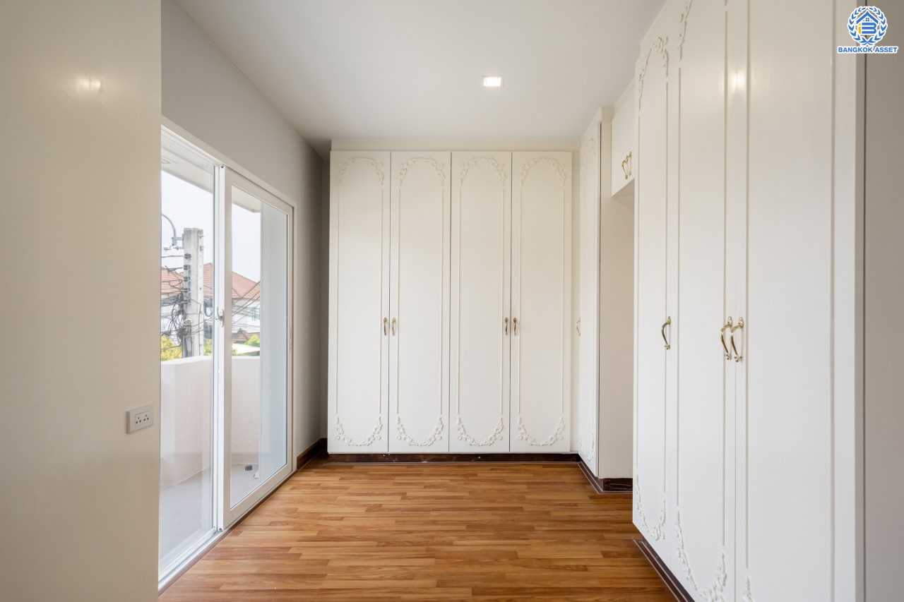 บ้านมือสองตกแต่งใหม่ จากแบรนด์ AP ม.เดอะเซนโทร รัตนาธิเบศร์ หลังมุม เนื้อที่ 60.9 ตร.ว. ฟังก์ชันจัดเต็ม 3 ห้องนอน 3 ห้องน้ำ จอดรถได้ 2 คัน บนทำเลศักยภาพ เชื่อมต่อหลายเส้นทางทั้ง ถ.ราชพฤกษ์, ถ.รัตนาธิเบศร์ และถ.กาญจนาภิเษก และเพียง 5 นาทีถึงรถไฟฟ้า "สถานีบางพลู"